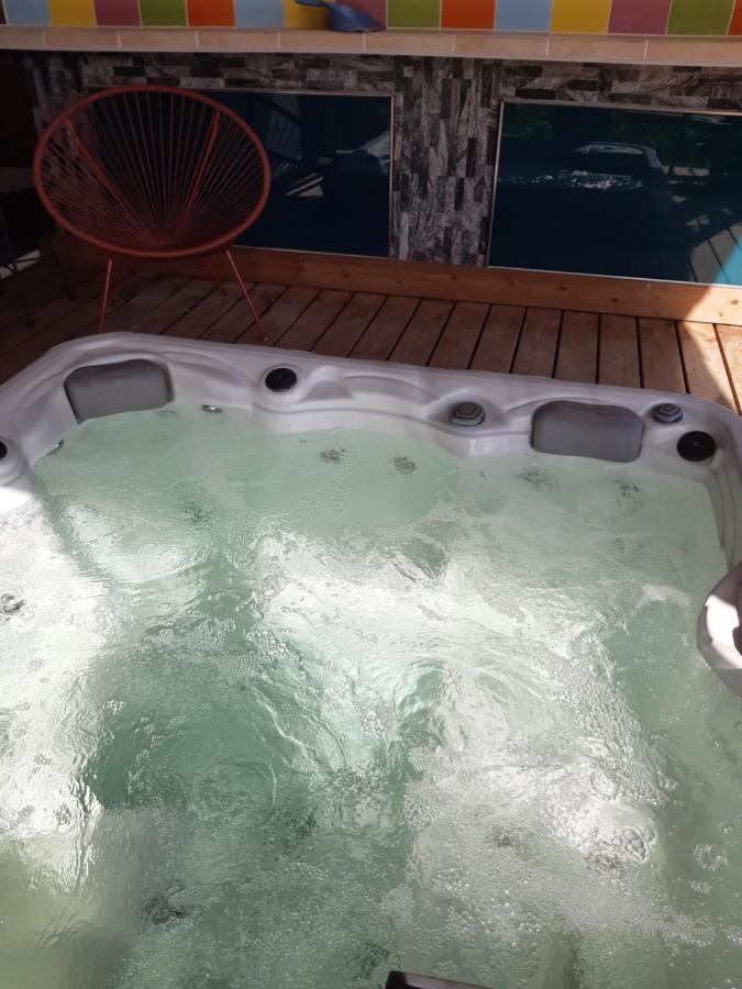 Chambre Double Avec Piscine Et Jacuzzi Bernadets-Debat Ngoại thất bức ảnh